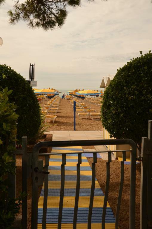 Piccolo Moderno Appartamento Sulla Spiaggia In Centro Jesolo Extérieur photo