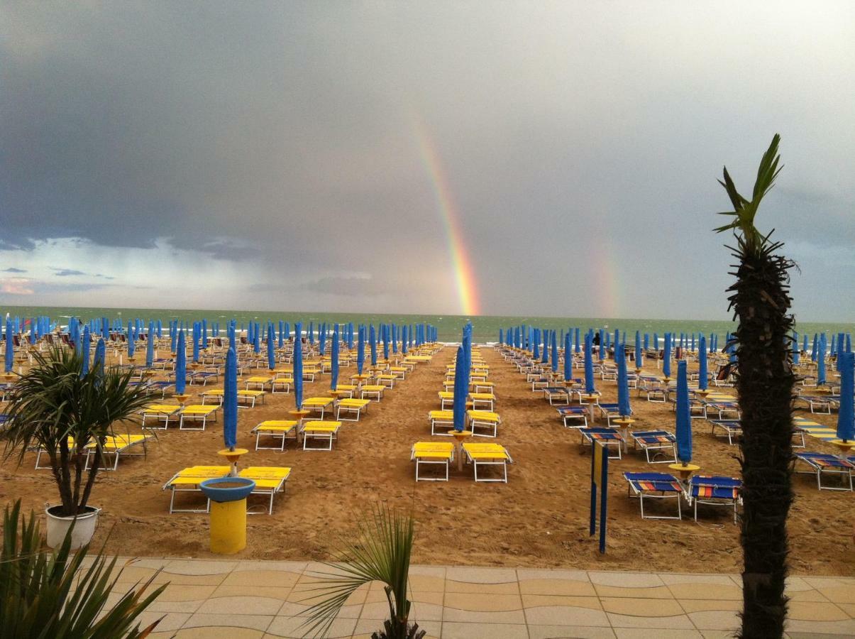 Piccolo Moderno Appartamento Sulla Spiaggia In Centro Jesolo Extérieur photo
